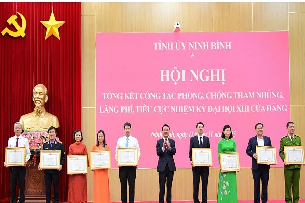 Ninh Bình: Khen thưởng nhiều tập thể, cá nhân có thành tích trong phòng, chống tham nhũng Ninh Bình: Khen thưởng nhiều tập thể, cá nhân có thành tích trong phòng, chống tham nhũng