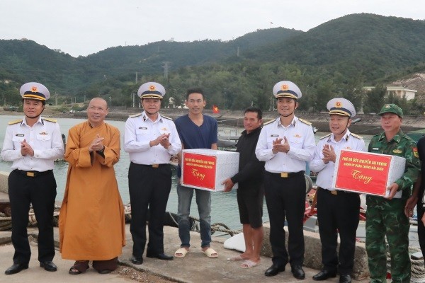 Phó Đô đốc Nguyễn An Phong thăm, tặng quà quân và dân đảo Trần ở đặc khu Cô Tô