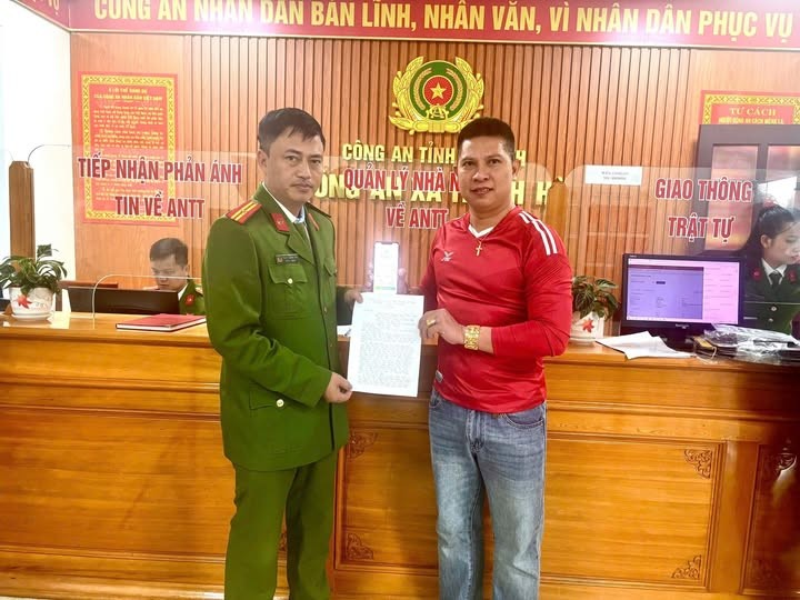 Anh H. được Công an xã Thạch Hà hỗ trợ nhận lại tiền chuyển nhầm. Anh H. được Công an xã Thạch Hà hỗ trợ nhận lại tiền chuyển nhầm.