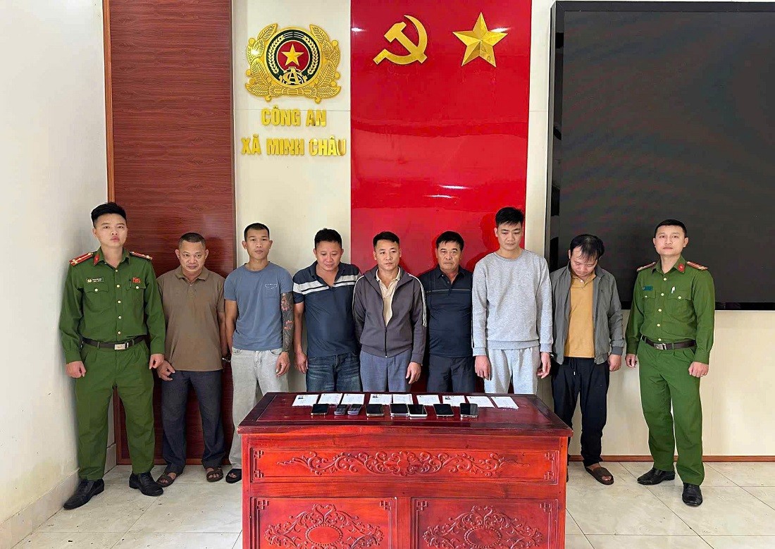 Các đối tượng trong ổ nhóm đánh bạc liên xã bị Công an bắt quả tang - Ảnh Công an Nghệ An. Các đối tượng trong ổ nhóm đánh bạc liên xã bị Công an bắt quả tang - Ảnh Công an Nghệ An.