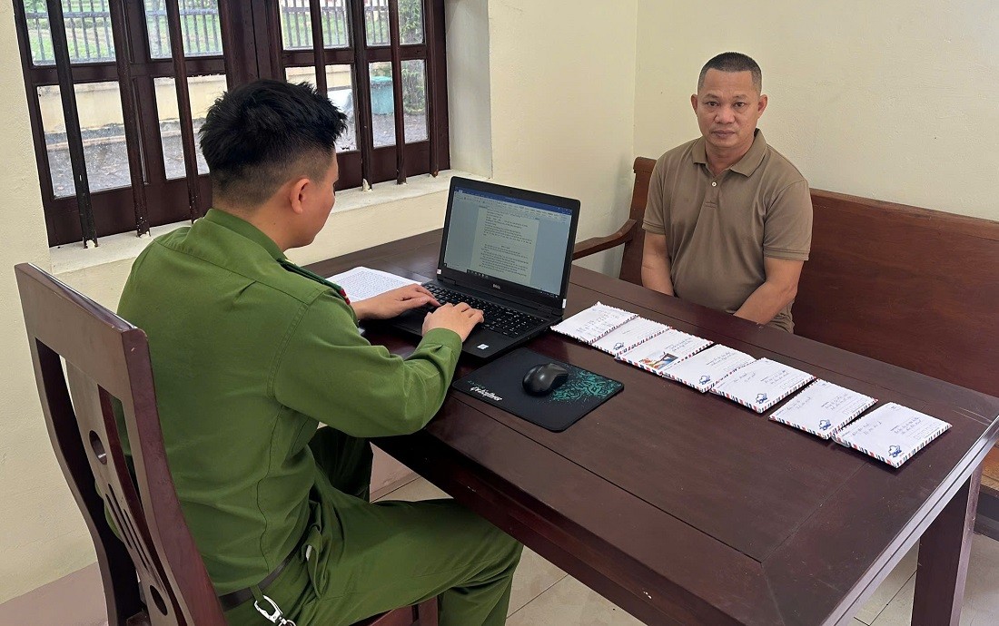 Lấy lời khai đối tượng Thái Doãn Hổ - Ảnh Công an Nghệ An. Lấy lời khai đối tượng Thái Doãn Hổ - Ảnh Công an Nghệ An.