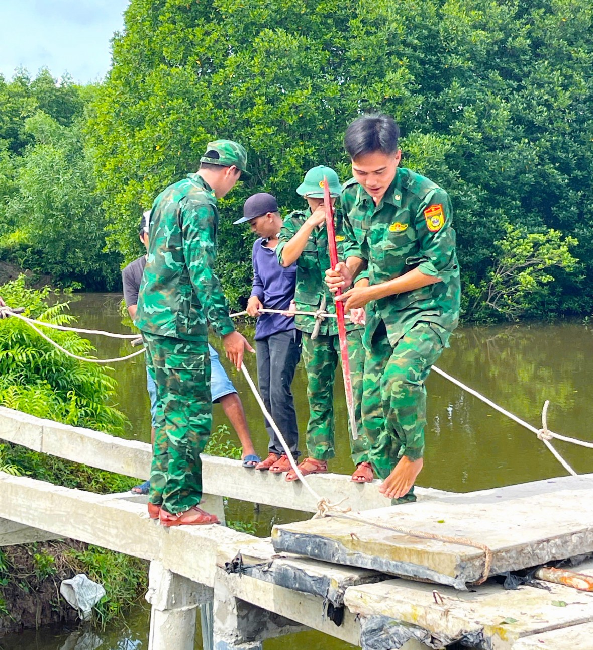 Bộ đội Biên phòng Cà Mau hỗ trợ sửa chữa hai cây cầu dân sinh bị hư hỏng Bộ đội Biên phòng Cà Mau hỗ trợ sửa chữa hai cây cầu dân sinh bị hư hỏng