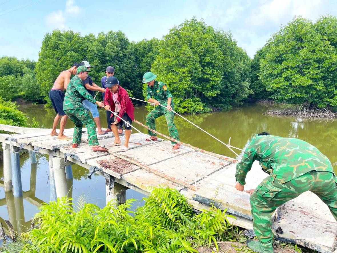 Bộ đội Biên phòng Cà Mau hỗ trợ sửa chữa hai cây cầu dân sinh bị hư hỏng Bộ đội Biên phòng Cà Mau hỗ trợ sửa chữa hai cây cầu dân sinh bị hư hỏng