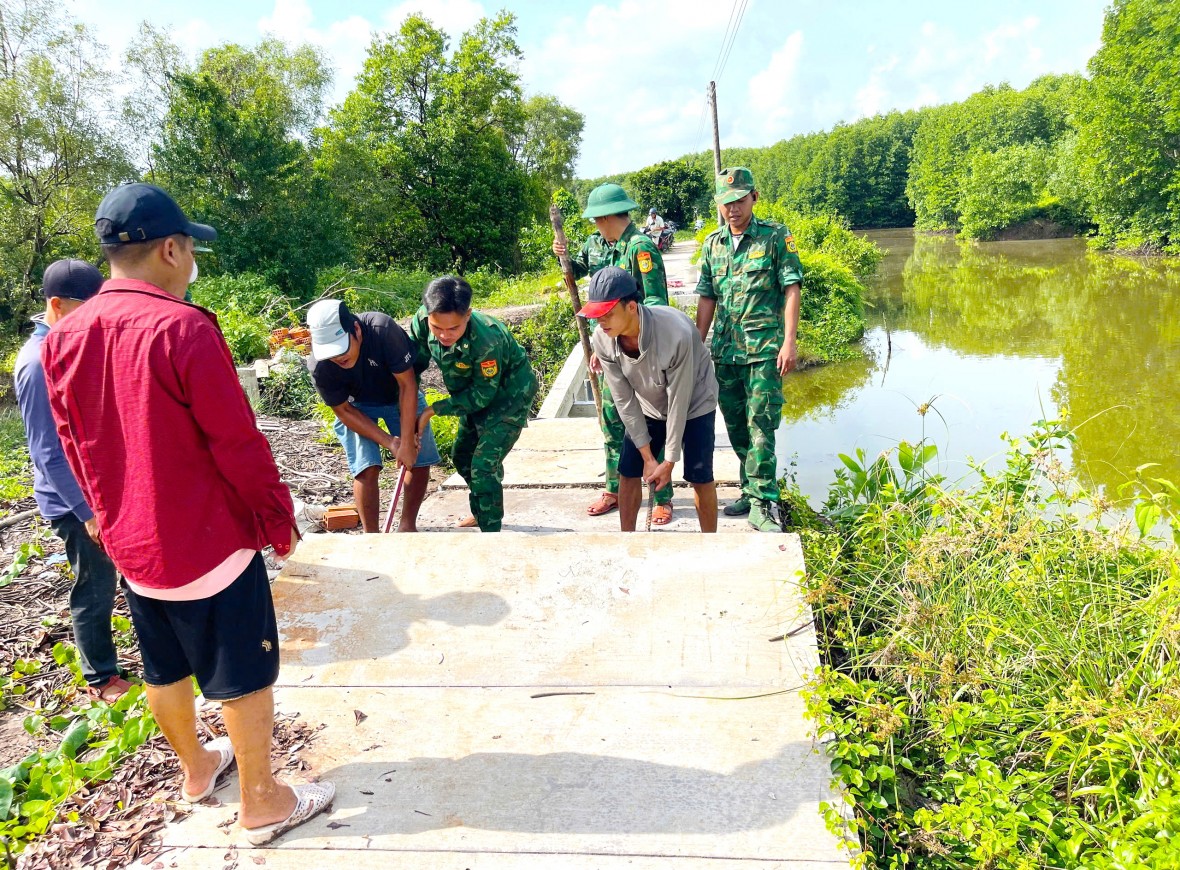 Bộ đội Biên phòng Cà Mau hỗ trợ sửa chữa hai cây cầu dân sinh bị hư hỏng Bộ đội Biên phòng Cà Mau hỗ trợ sửa chữa hai cây cầu dân sinh bị hư hỏng