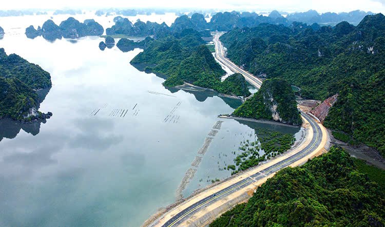 Quảng Ninh chi hơn 5.400 tỷ đồng mở thêm hai tuyến đường ven biển quanh vịnh Cửa Lục