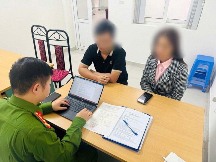 Công an phường Ô Chợ Dừa làm việc với chị N.T.Q.H - chủ cơ sở ROYAL HOSTEL.