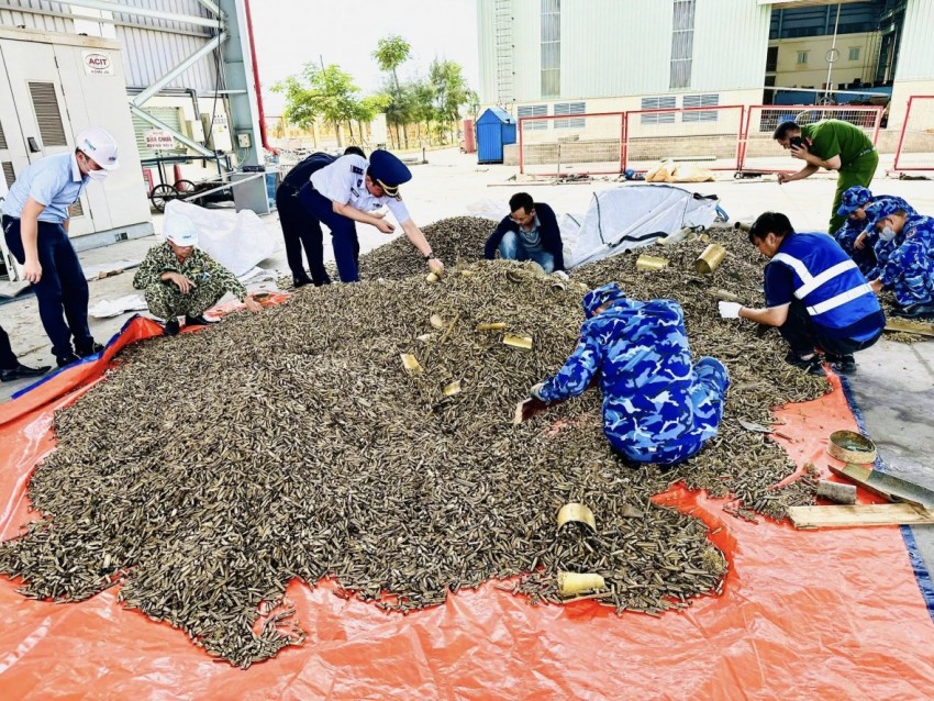 Hơn 25.000kg vỏ đạn quân dụng bị lực lượng Hải quan bắt giữ tại Hải Phòng.