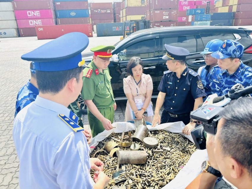 Lực lượng chức năng kiểm tra lô hàng trên.