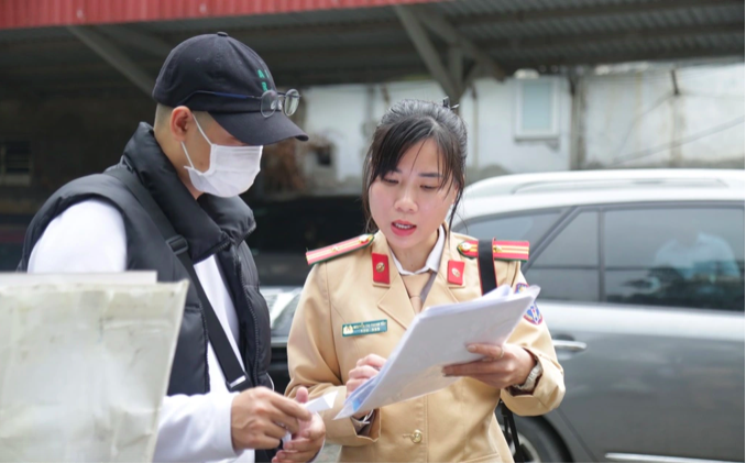 CSGT Hà Nội hướng dẫn người dân tới đăng ký xe.