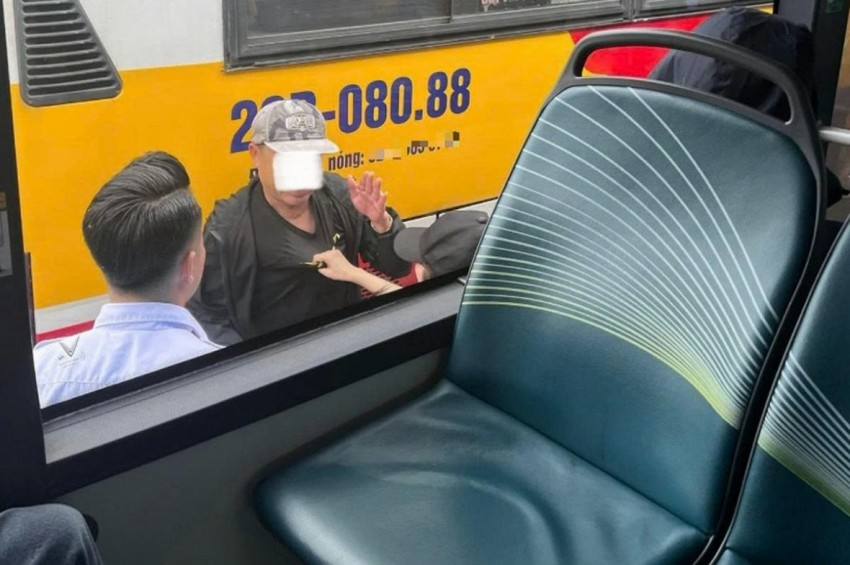 Nữ sinh dũng cảm giữ kẻ sàm sỡ ngay tại bến xe Mỹ Đình