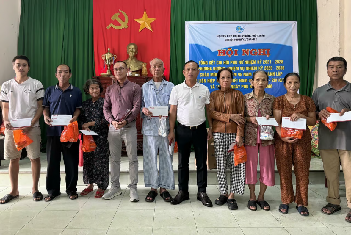 Báo Pháp luật Việt Nam trao gần 300 triệu đồng hỗ trợ người dân vùng lũ TP Huế Báo Pháp luật Việt Nam trao gần 300 triệu đồng hỗ trợ người dân vùng lũ TP Huế