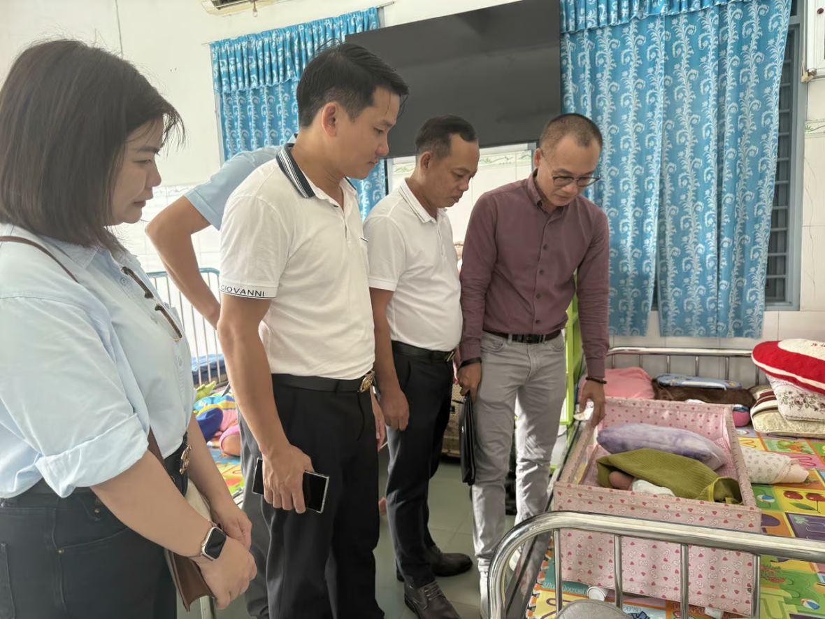 Báo Pháp luật Việt Nam trao gần 300 triệu đồng hỗ trợ người dân vùng lũ TP Huế Báo Pháp luật Việt Nam trao gần 300 triệu đồng hỗ trợ người dân vùng lũ TP Huế