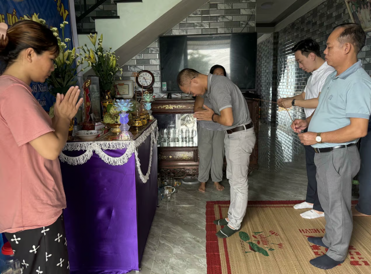 Báo Pháp luật Việt Nam trao gần 300 triệu đồng hỗ trợ người dân vùng lũ TP Huế Báo Pháp luật Việt Nam trao gần 300 triệu đồng hỗ trợ người dân vùng lũ TP Huế