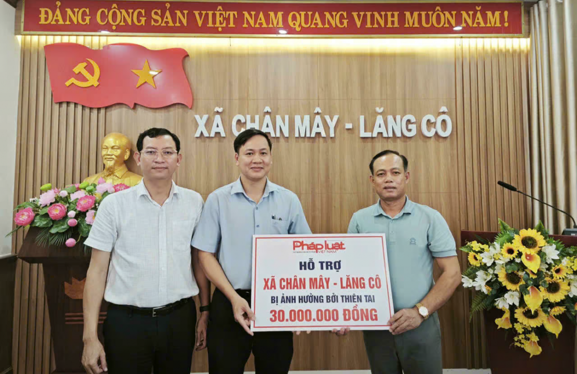 Báo Pháp luật Việt Nam trao gần 300 triệu đồng hỗ trợ người dân vùng lũ TP Huế Báo Pháp luật Việt Nam trao gần 300 triệu đồng hỗ trợ người dân vùng lũ TP Huế