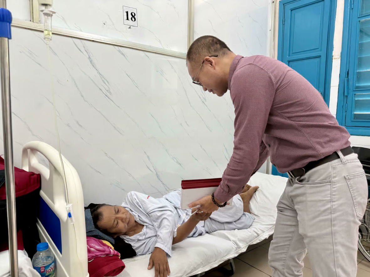 Báo Pháp luật Việt Nam trao gần 300 triệu đồng hỗ trợ người dân vùng lũ TP Huế Báo Pháp luật Việt Nam trao gần 300 triệu đồng hỗ trợ người dân vùng lũ TP Huế