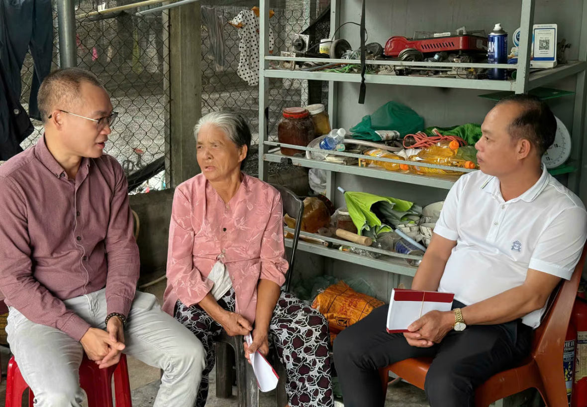 Báo Pháp luật Việt Nam trao gần 300 triệu đồng hỗ trợ người dân vùng lũ TP Huế Báo Pháp luật Việt Nam trao gần 300 triệu đồng hỗ trợ người dân vùng lũ TP Huế