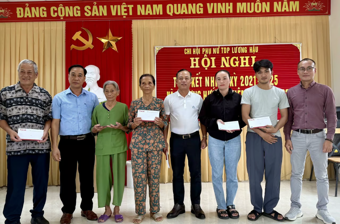 Báo Pháp luật Việt Nam trao gần 300 triệu đồng hỗ trợ người dân vùng lũ TP Huế Báo Pháp luật Việt Nam trao gần 300 triệu đồng hỗ trợ người dân vùng lũ TP Huế