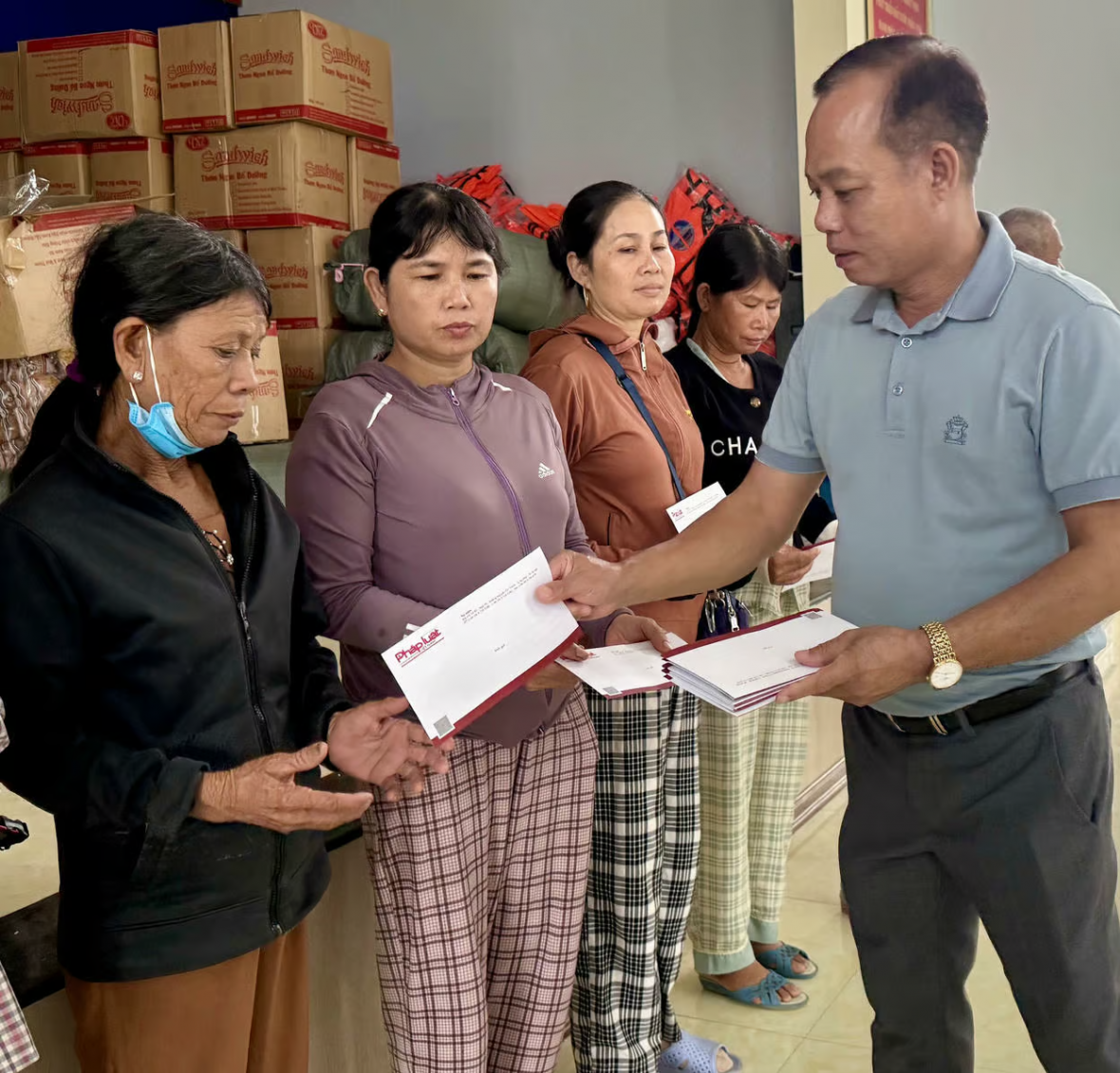 Báo Pháp luật Việt Nam trao gần 300 triệu đồng hỗ trợ người dân vùng lũ TP Huế Báo Pháp luật Việt Nam trao gần 300 triệu đồng hỗ trợ người dân vùng lũ TP Huế