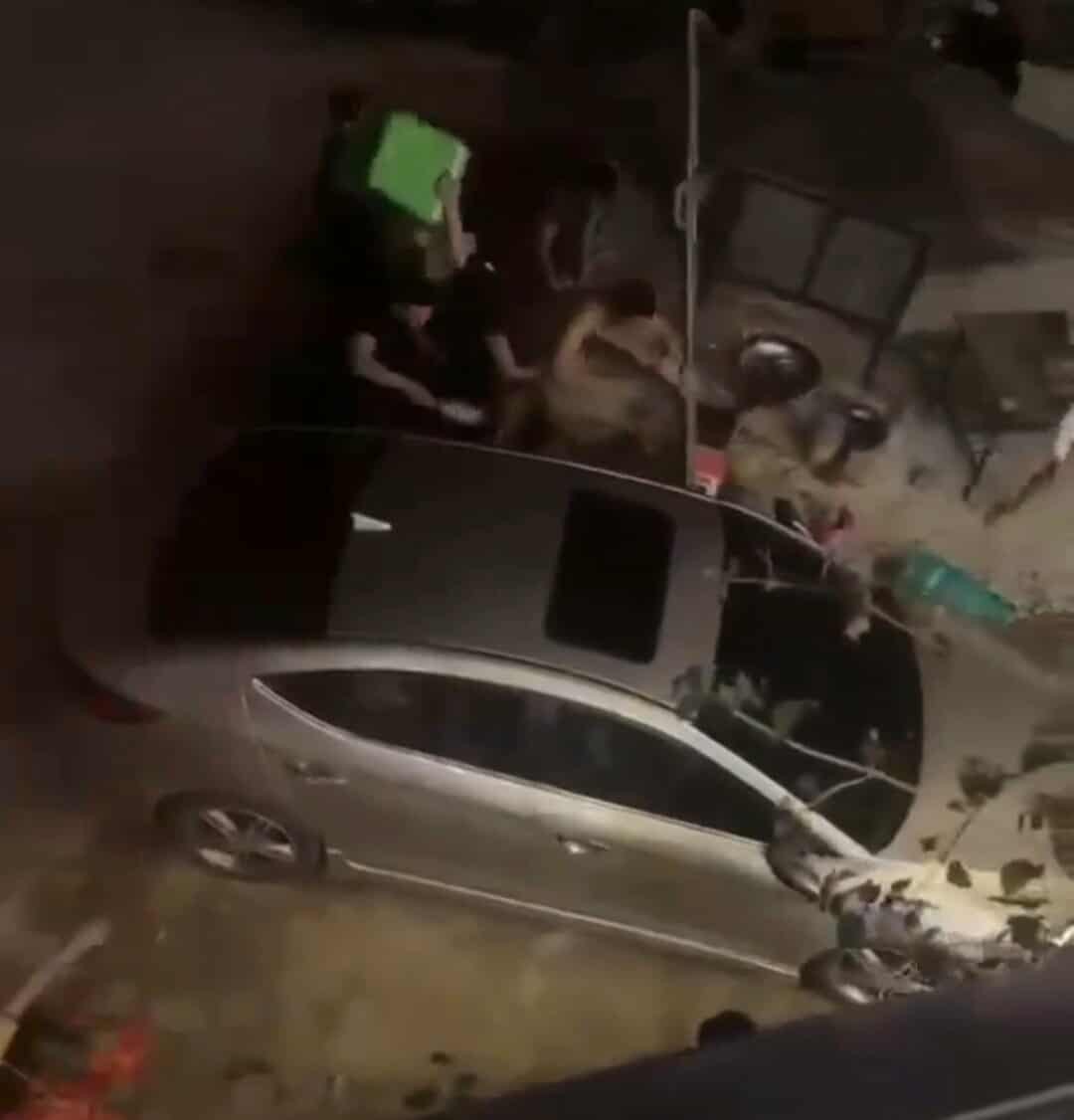 Một số đối tượng đập phá xe ô tô - Ảnh cắt từ video.