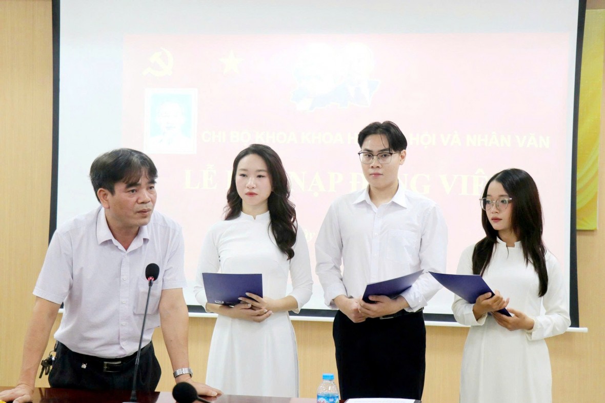 Chi bộ Khoa Khoa học xã hội và Nhân văn - Đại học Thủ đô kết nạp 3 sinh viên ưu tú vào Đảng