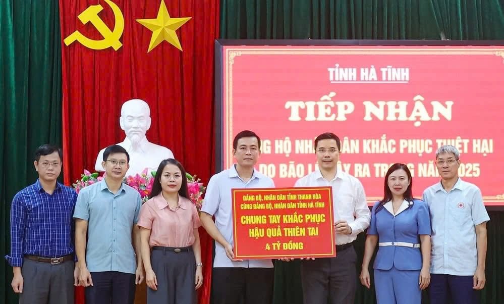 Ông Nguyễn Hồng Phong, Phó Bí thư Thường trực Tỉnh ủy tỉnh Thanh Hóa trao biểu trưng hỗ trợ tỉnh Hà Tĩnh khắc phục hậu quả thiên tai.