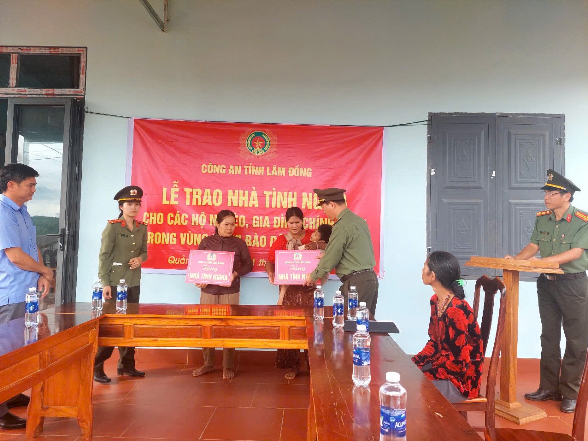 Công an tỉnh Lâm Đồng bàn giao 41 căn nhà cho hộ nghèo, cận nghèo và người hoàn lương