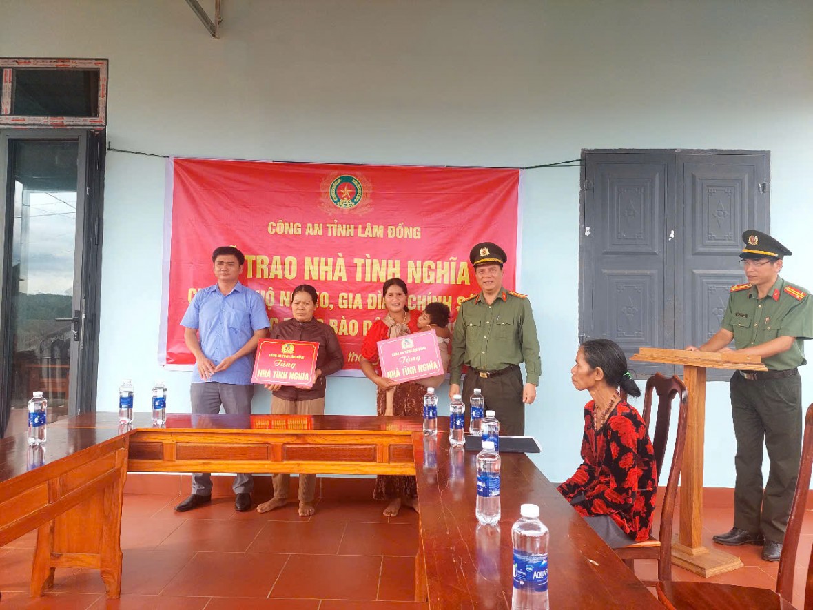 Công an tỉnh Lâm Đồng bàn giao 41 căn nhà cho hộ nghèo, cận nghèo và người hoàn lương