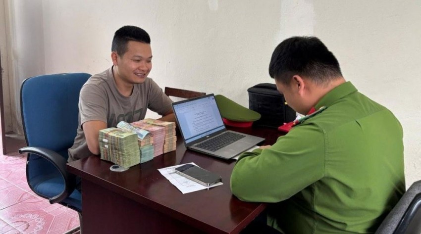 Công an xã Hòa An, tỉnh Cao Bằng khen ngợi người trả lại hơn 650 triệu tiền nhận nhầm Công an xã Hòa An, tỉnh Cao Bằng khen ngợi người trả lại hơn 650 triệu tiền nhận nhầm