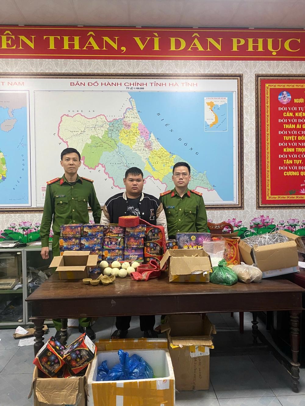 Đối tượng Đõ Minh Trí cùng tang vật - Ảnh Công an Hà Tĩnh.