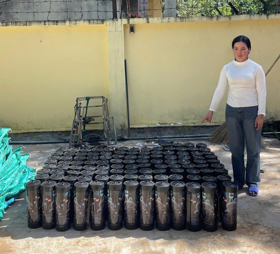 Phát hiện ô tô chở 200 bình “khí cười” tại Quảng Ninh