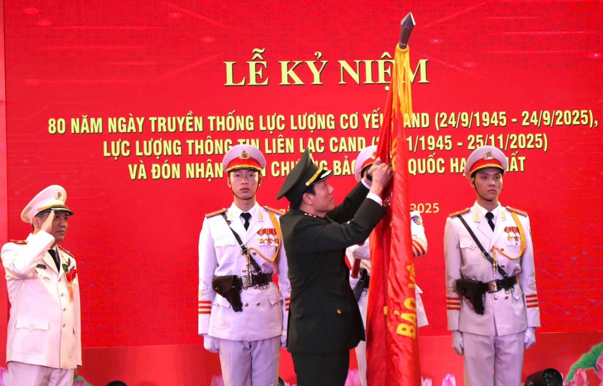 Lực lượng Cơ yếu và Thông tin liên lạc CAND Kỷ niệm 80 năm Ngày truyền thống và đón nhận Huân chương Bảo vệ Tổ quốc hạng Nhất Lực lượng Cơ yếu và Thông tin liên lạc CAND Kỷ niệm 80 năm Ngày truyền thống và đón nhận Huân chương Bảo vệ Tổ quốc hạng Nhất