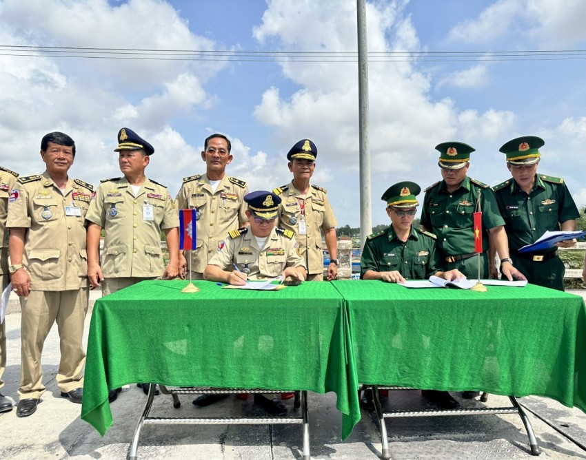 Đồng Tháp tiếp nhận 57 công dân Việt Nam do phía Campuchia trao trả Đồng Tháp tiếp nhận 57 công dân Việt Nam do phía Campuchia trao trả