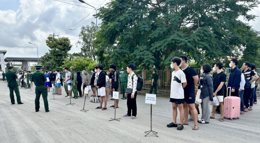 Đồng Tháp tiếp nhận 57 công dân Việt Nam do phía Campuchia trao trả Đồng Tháp tiếp nhận 57 công dân Việt Nam do phía Campuchia trao trả