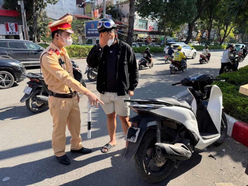 CSGT đồng loạt kiểm tra, xử lý hành vi che, dán biển kiểm soát xe.