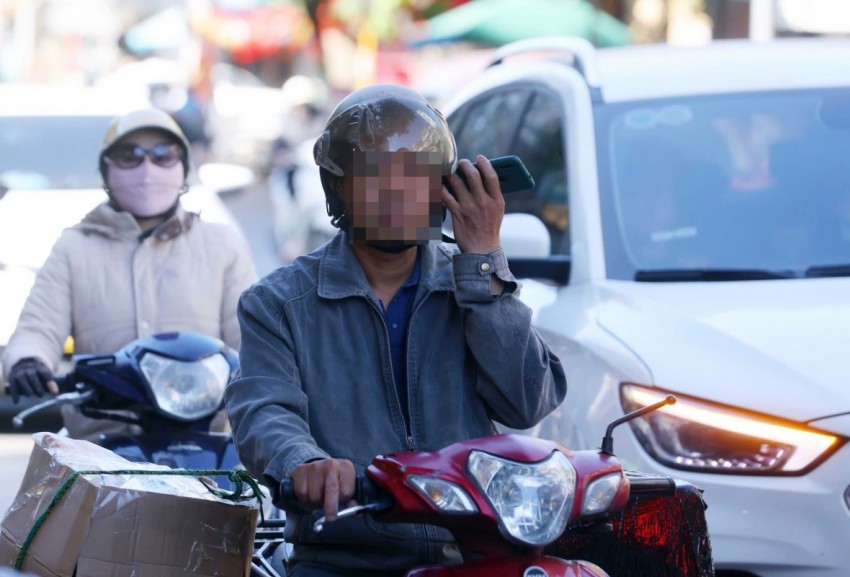 Việc sử dụng điện thoại di động khi đang điều khiển phương tiện tiềm ẩn nguy cơ dẫn đến TNGT.