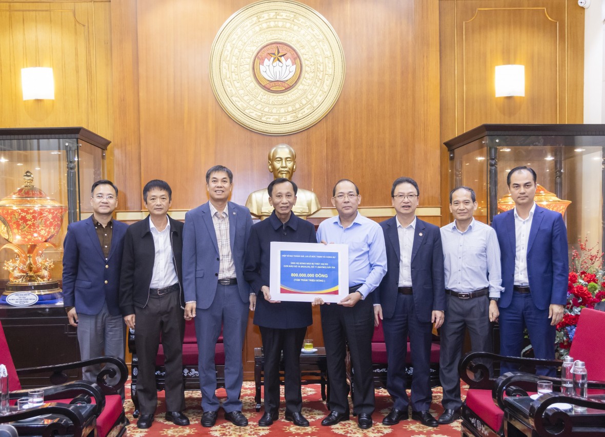 Hiệp sĩ Đại Thánh giá Lê Đức Thịnh (đứng thứ 4 từ trái qua) và các cộng sự trao 800 triệu đồng ủng hộ đồng bào bị bão lũ. Ảnh: An Luých