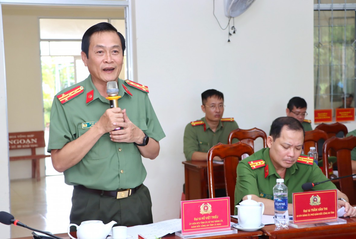 Thứ trưởng Đặng Hồng Đức và Đoàn kiểm tra số 7 Bộ Công an làm việc tại Công an xã Lương Thế Trân - Cà Mau