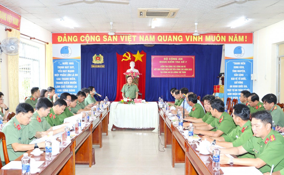 Thứ trưởng Đặng Hồng Đức và Đoàn kiểm tra số 7 Bộ Công an làm việc tại Công an xã Lương Thế Trân - Cà Mau