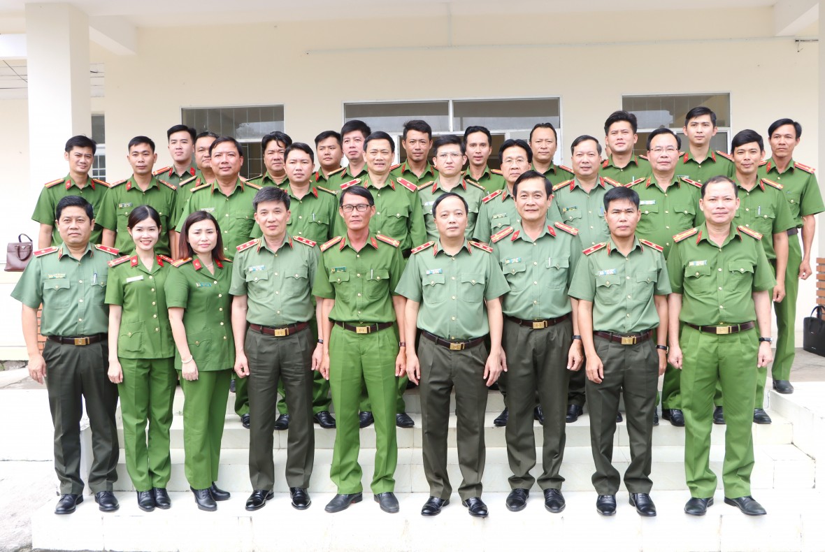 Thứ trưởng Đặng Hồng Đức và Đoàn kiểm tra số 7 Bộ Công an làm việc tại Công an xã Lương Thế Trân - Cà Mau