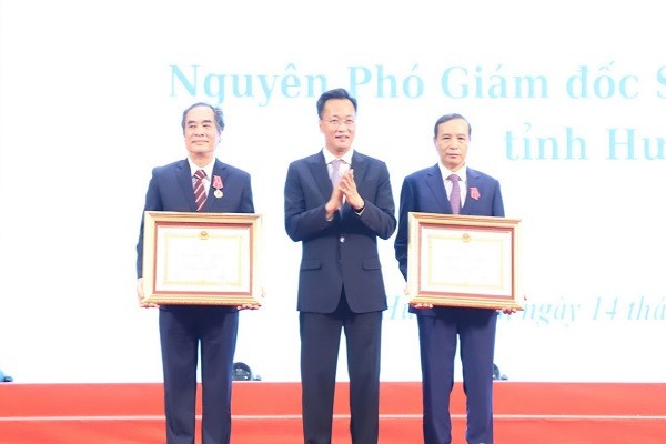 Khen thưởng các tập thể, cá nhân vì thành tích trong sự nghiệp giáo dục Hưng Yên Khen thưởng các tập thể, cá nhân vì thành tích trong sự nghiệp giáo dục Hưng Yên