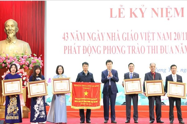 Khen thưởng các tập thể, cá nhân vì thành tích trong sự nghiệp giáo dục Hưng Yên Khen thưởng các tập thể, cá nhân vì thành tích trong sự nghiệp giáo dục Hưng Yên