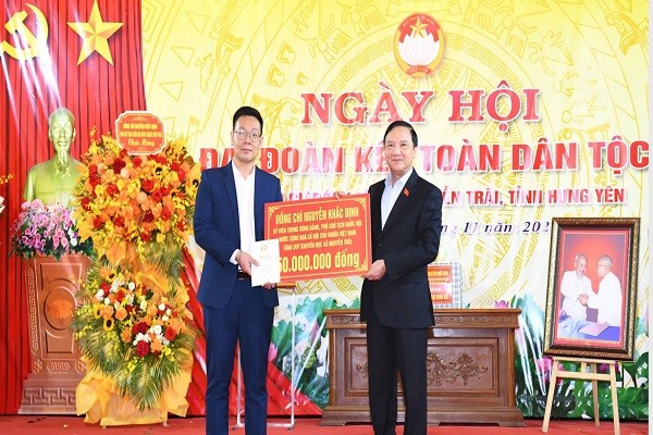 Phó Chủ tịch Quốc hội Nguyễn Khắc Định dự Ngày hội Đại đoàn kết tại Hưng Yên