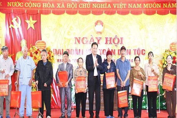 Phó Chủ tịch Quốc hội Nguyễn Khắc Định dự Ngày hội Đại đoàn kết tại Hưng Yên