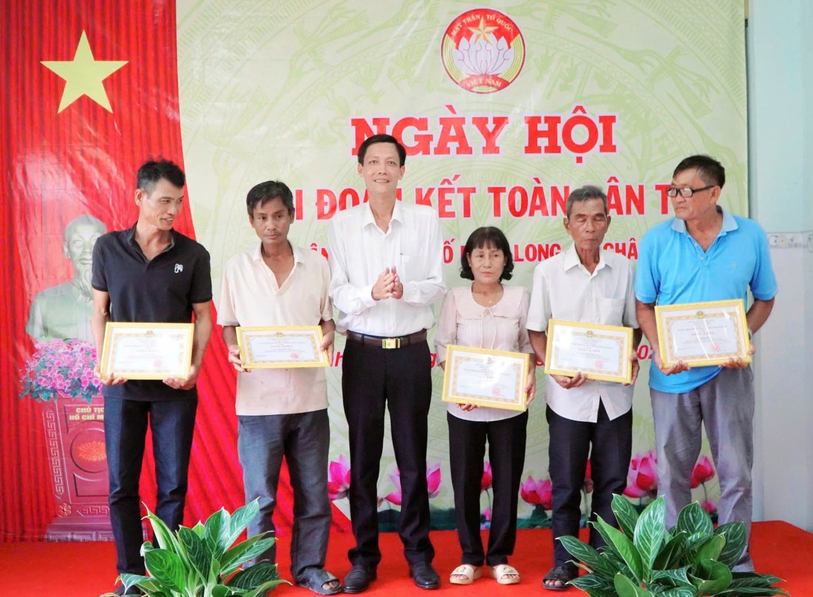 Phó Thủ tướng Lê Thành Long dự Ngày hội Đại đoàn kết tại An Giang Phó Thủ tướng Lê Thành Long dự Ngày hội Đại đoàn kết tại An Giang