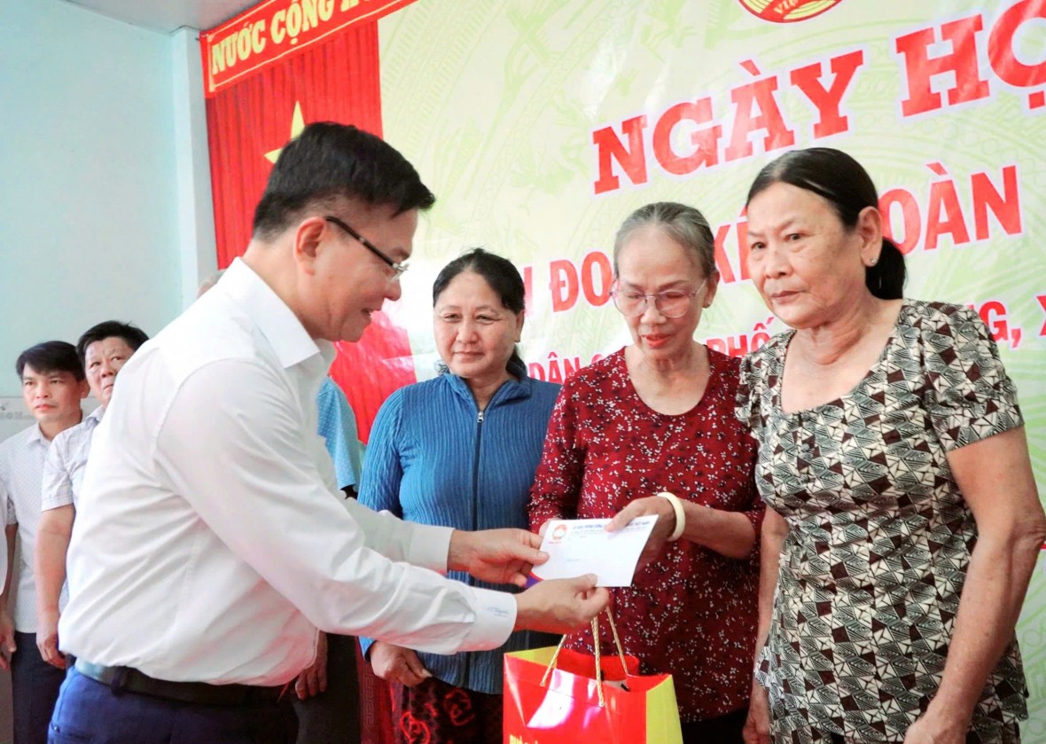 Phó Thủ tướng Lê Thành Long dự Ngày hội Đại đoàn kết tại An Giang Phó Thủ tướng Lê Thành Long dự Ngày hội Đại đoàn kết tại An Giang