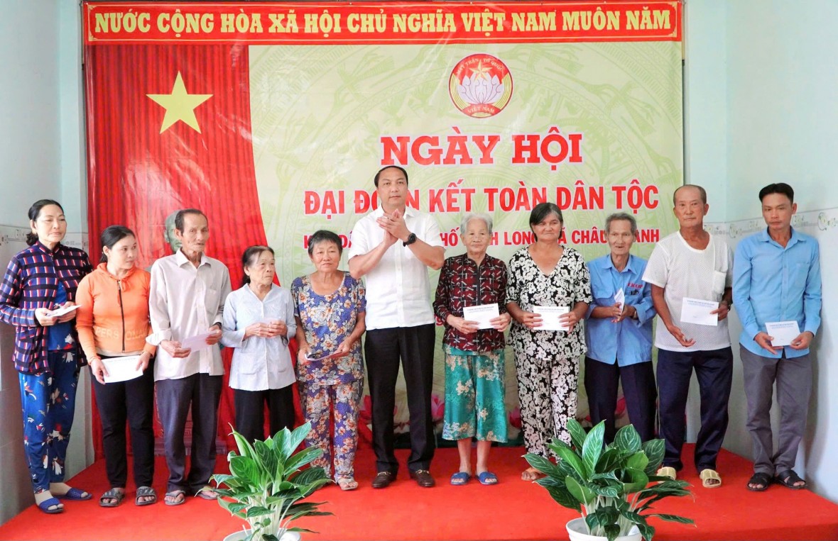 Phó Thủ tướng Lê Thành Long dự Ngày hội Đại đoàn kết tại An Giang Phó Thủ tướng Lê Thành Long dự Ngày hội Đại đoàn kết tại An Giang