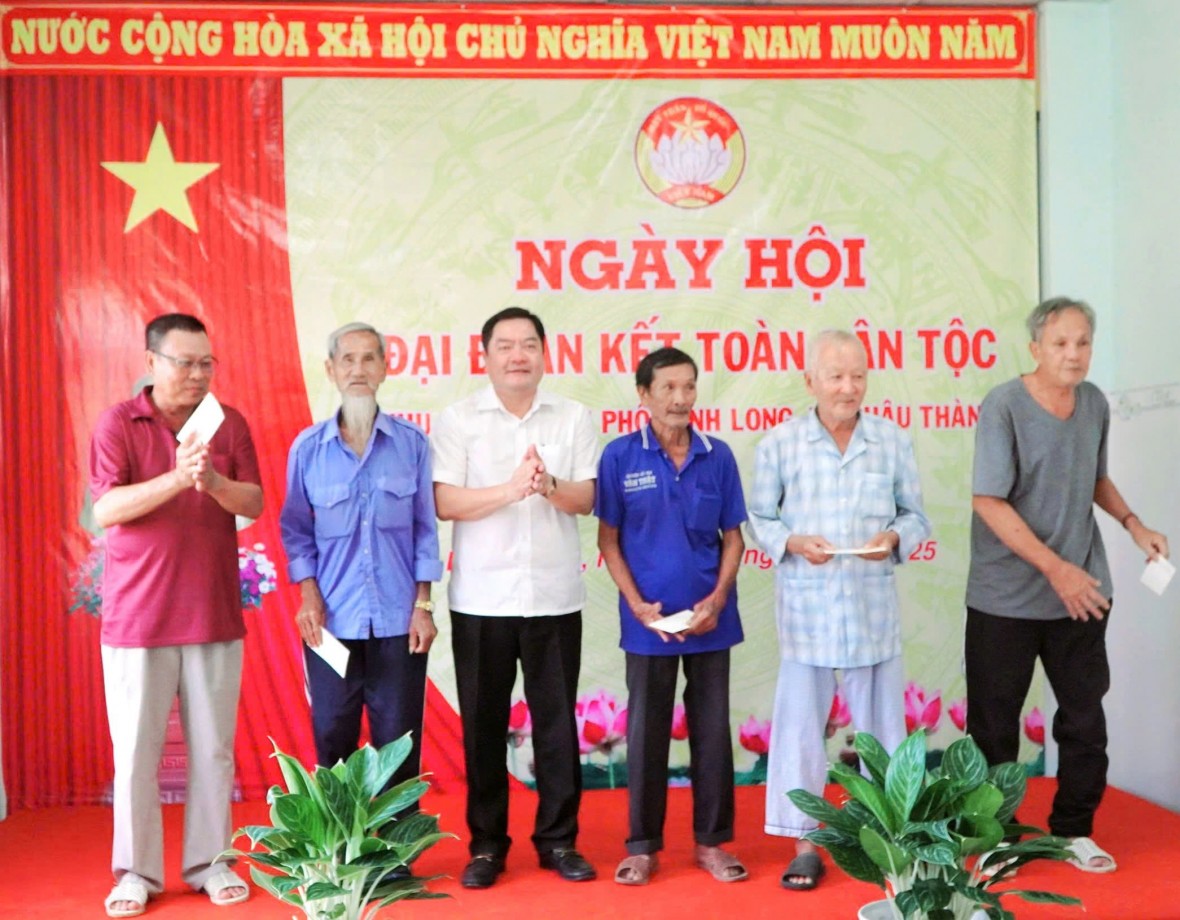 Phó Thủ tướng Lê Thành Long dự Ngày hội Đại đoàn kết tại An Giang Phó Thủ tướng Lê Thành Long dự Ngày hội Đại đoàn kết tại An Giang