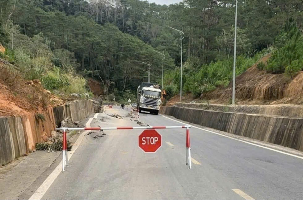 Sụt lún nghiêm trọng trên Quốc lộ 24