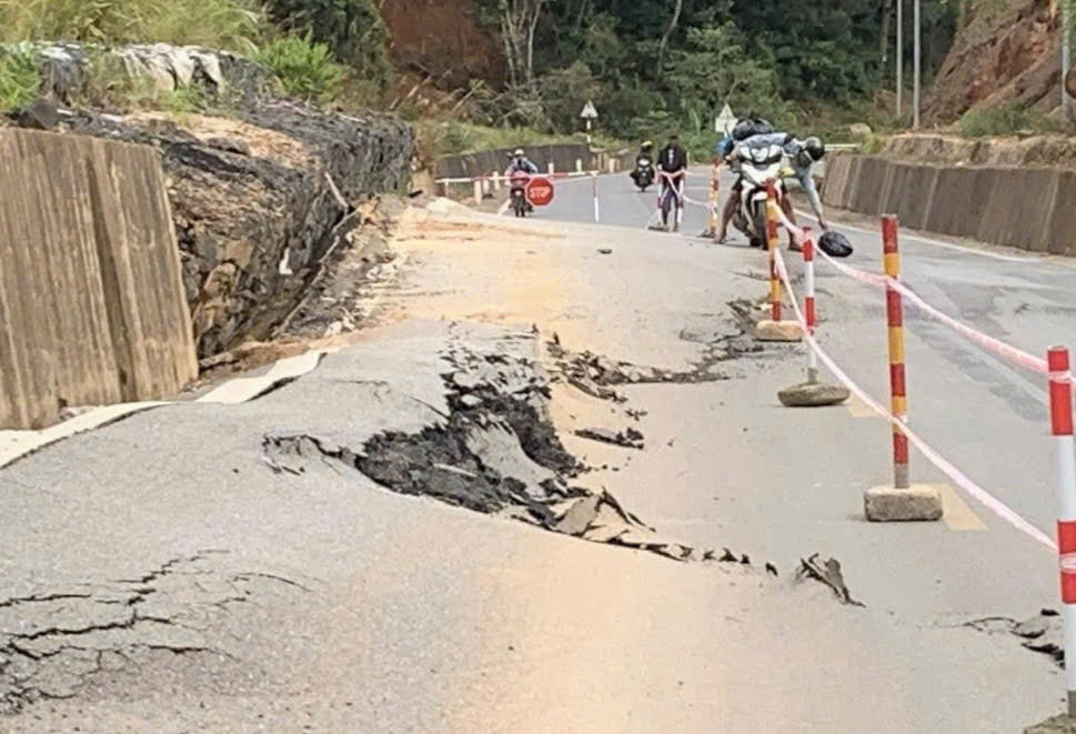 Sụt lún nghiêm trọng trên Quốc lộ 24