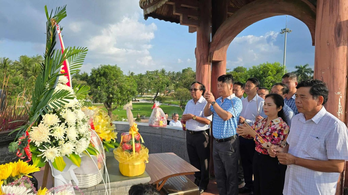 Hội Nhà báo Việt Nam tỉnh Nghệ An dâng hương tại Thành Cổ Quảng Trị.